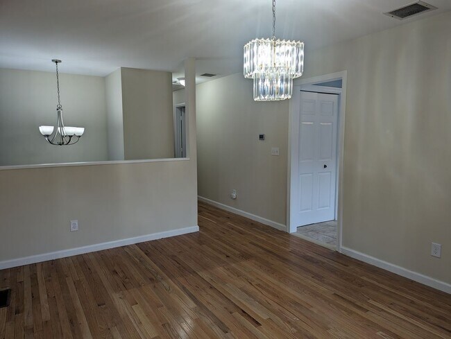 Building Photo - 33 Hallock St