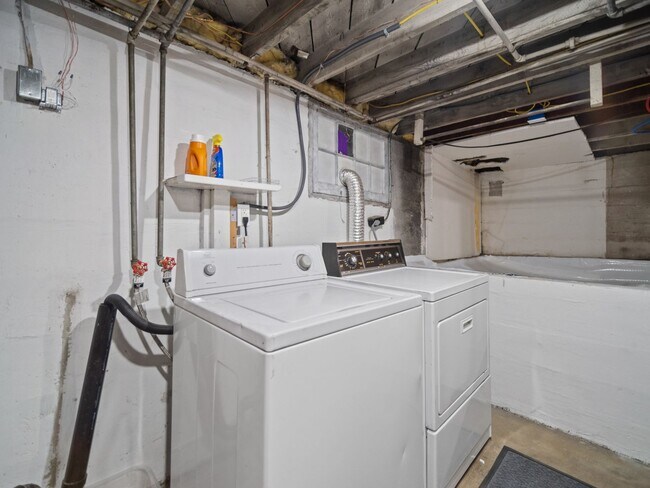 Building Photo - Charming Furnished 2BR Bungalow in Rockwood