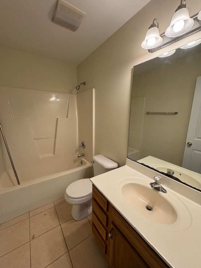 Building Photo - 3 Bedroom Townhouse in Bayshore Crossing