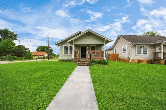 Building Photo - 201 W Pitts Ave