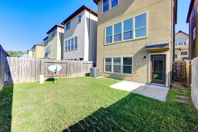 Building Photo - 10014 Spring Shadows Park Cir