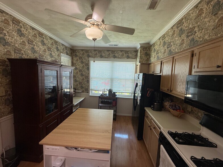Building Photo - 842 S Lake Cir