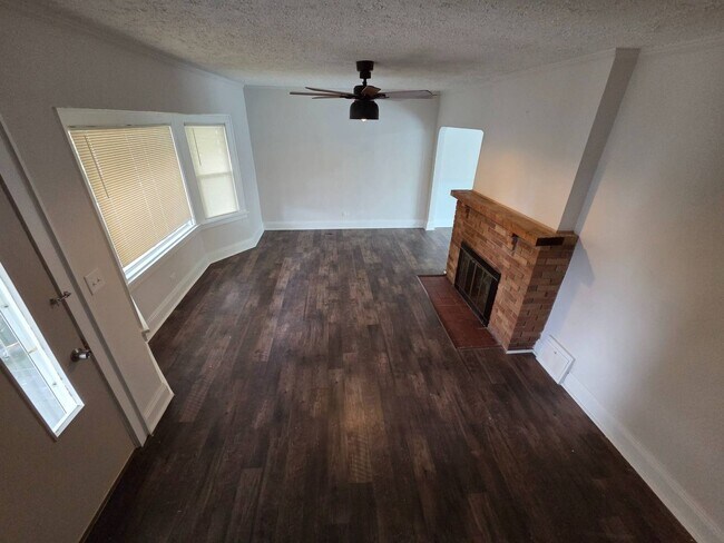 Building Photo - Charming 3-Bedroom Property in Prime Location