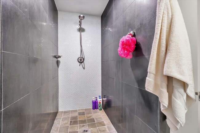 Building Photo - 69 Clementina St