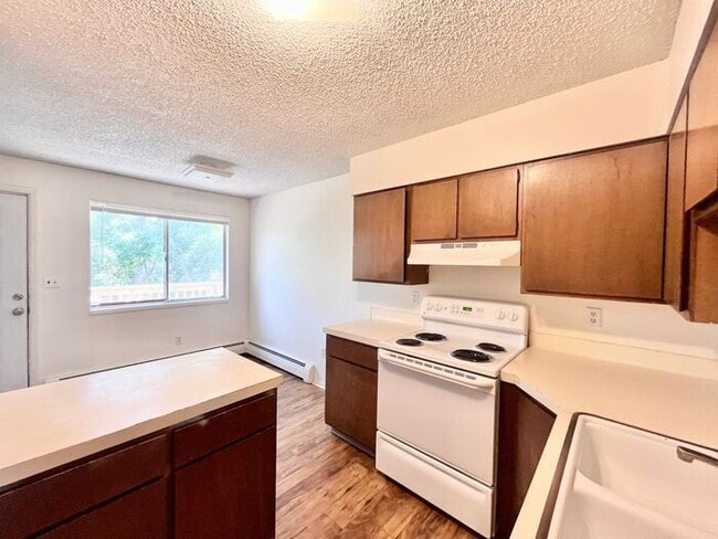 Building Photo - 2 Bed, 1 Bath Apartment!!