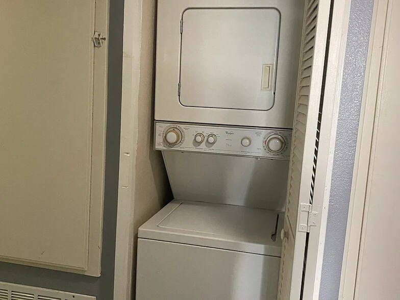 Building Photo - 5515 Canoga Ave