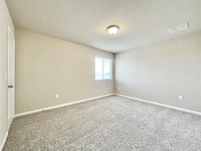 Building Photo - 415 Crater Lake Dr