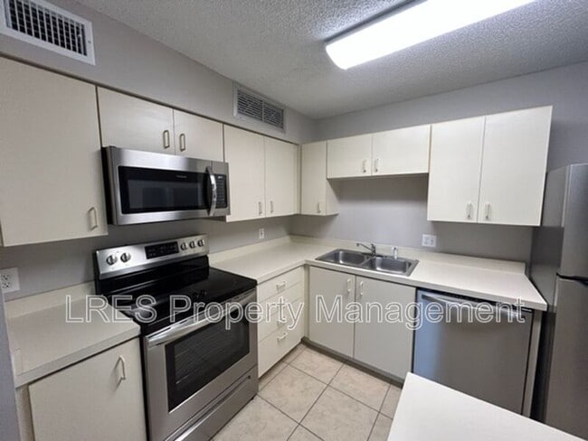 Building Photo - 380 Lakepointe Dr