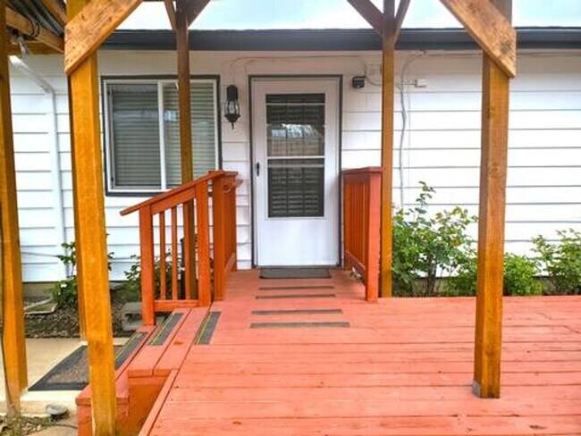 Building Photo - Spacious 4BD/4BA Home with Private Studio, located in the desirable Ferry St Bridge area!