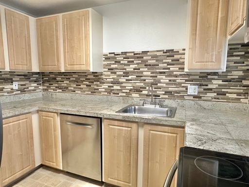 Building Photo - New Price! Convenient 1 bed condo is desir...