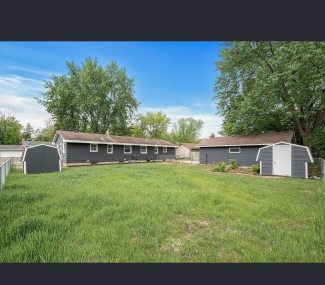 Building Photo - 825 Elm Creek Cir