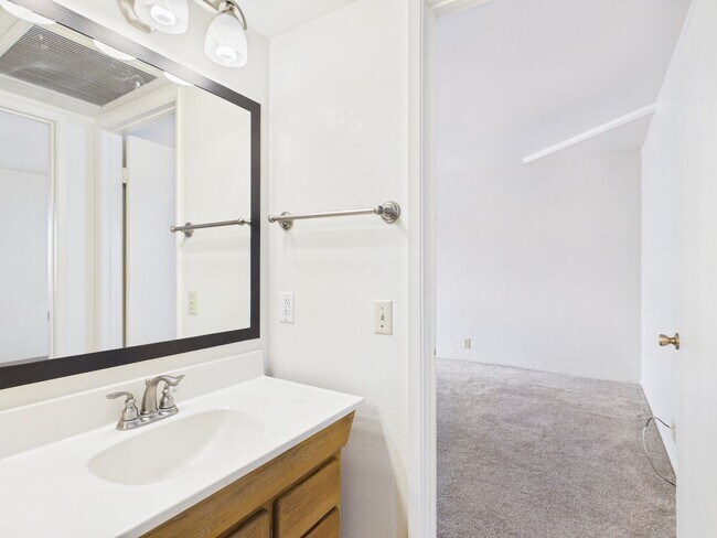 Building Photo - 1 bedroom Ocean Forest condo for rent
