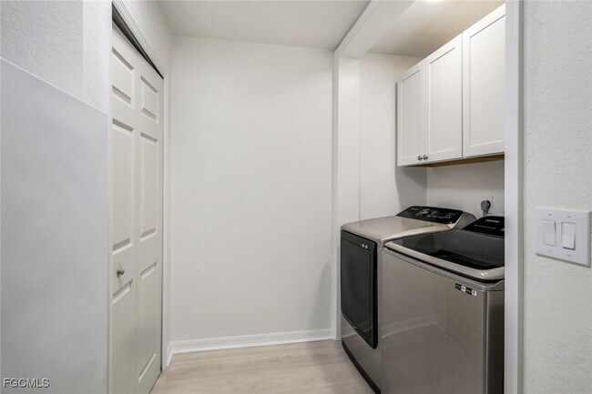 Building Photo - 2556 SW 28th Pl