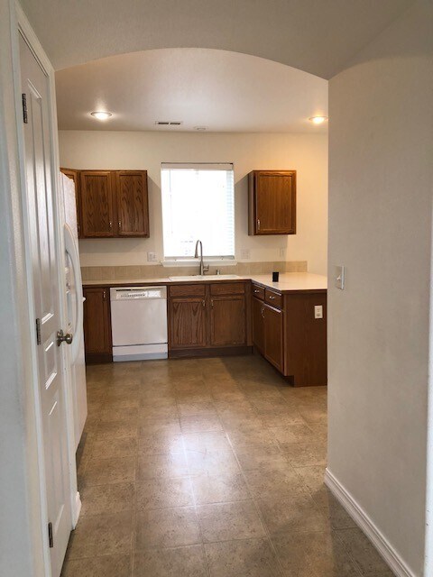 Building Photo - 4 Bedroom 2.5 Bath with 2 car garage