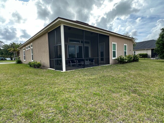 Building Photo - Fully Furnished, Stunning 4/4, Available I...