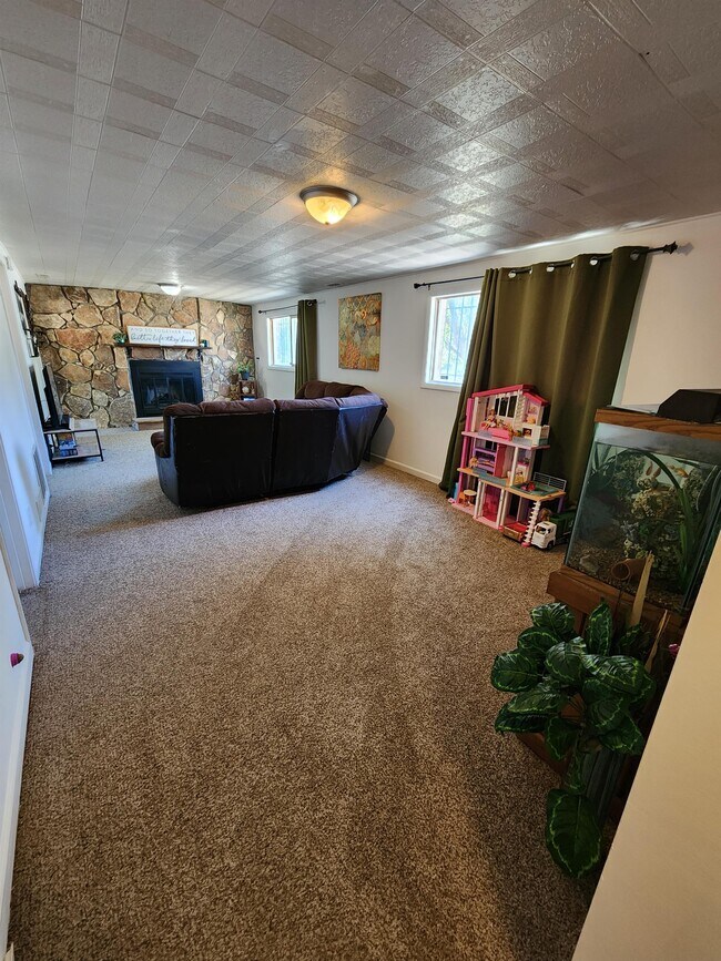 Building Photo - 605 Raemar Dr