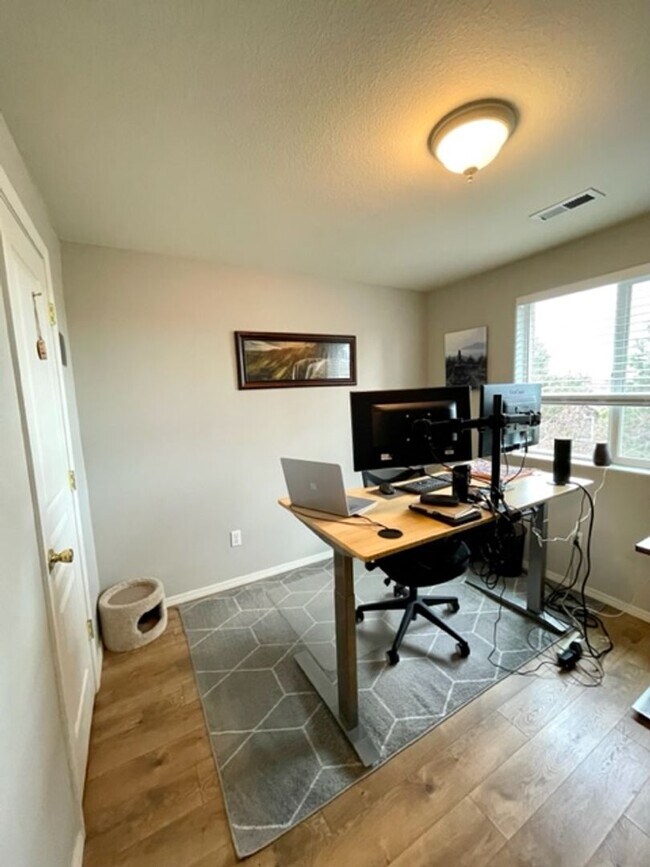 Building Photo - Beautiful 4 bedroom NW Bend Home!