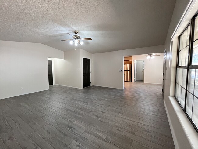 Building Photo - 408 Briar Square