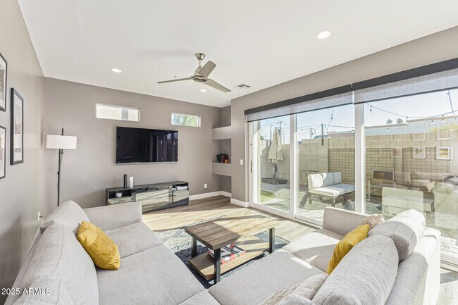 Building Photo - 2315 E Pinchot Ave