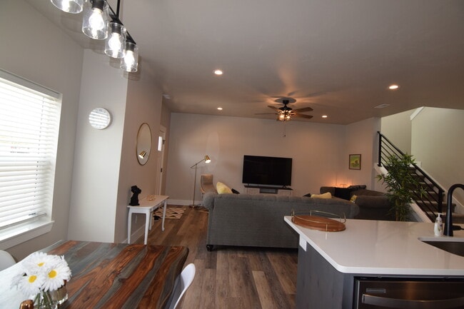 Building Photo - 2929 Sunburst Dr