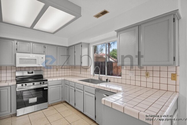 Building Photo - 2215 Jenni Ln