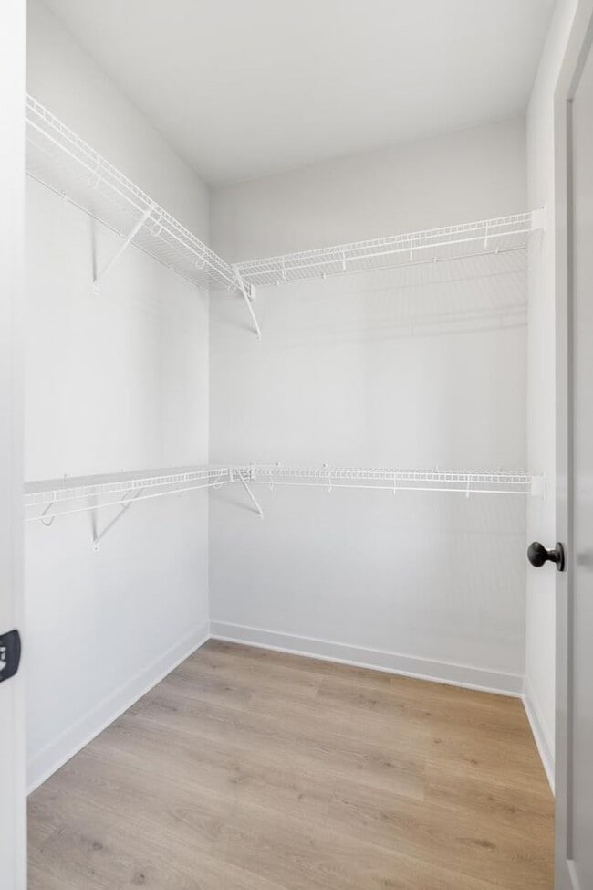 Building Photo - Gorgeous 3 bedroom end unit townhome with garage