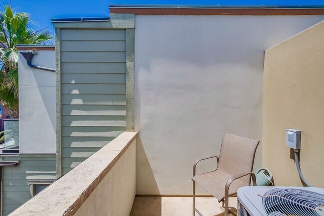 Building Photo - Steps From The Beach w/ All Utilities Included Available Jan - May 2025