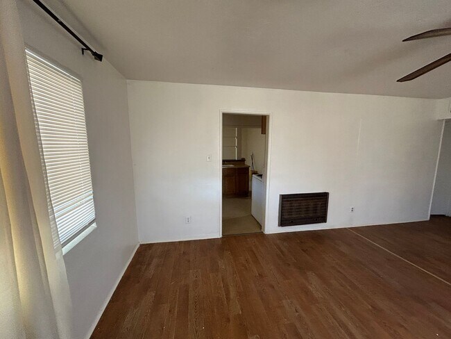 Building Photo - Spacious 4 bedroom, 2 bathroom home locate...