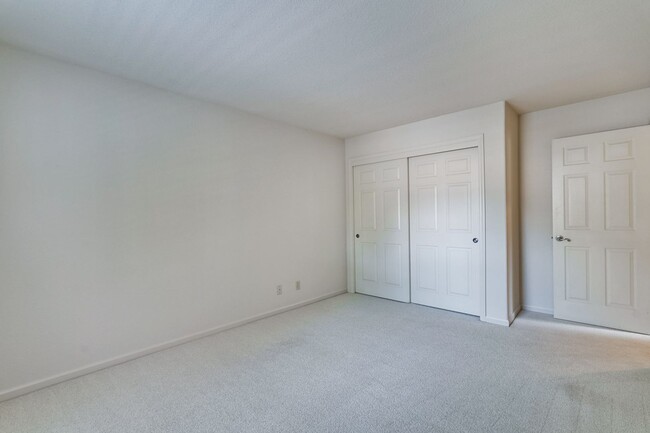 Building Photo - Lovely and spacious 3BR 2.5BA townhouse in...