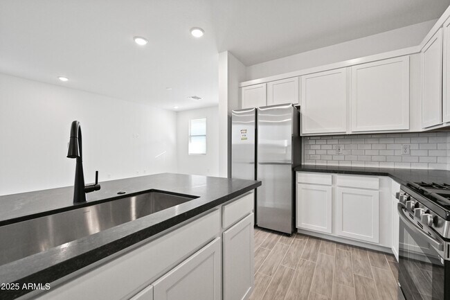 Building Photo - 17017 W Molly Ln