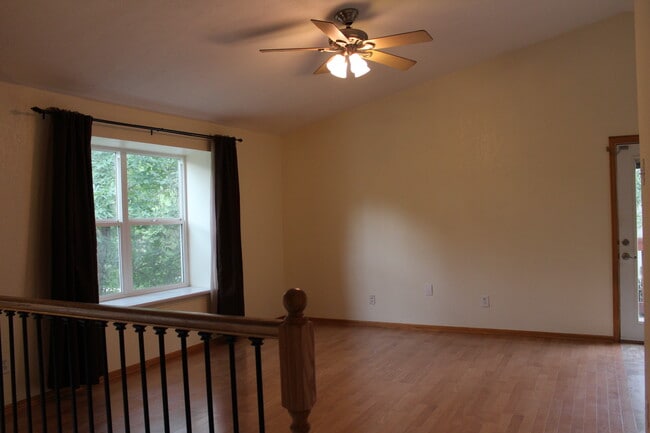 Building Photo - 211 Redwood Cir