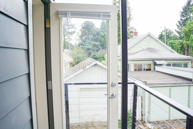 Building Photo - Modern 1 Bedroom with A/C + Private Balcon...