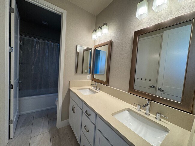 Building Photo - Fountaingrove 4 bedroom beauty