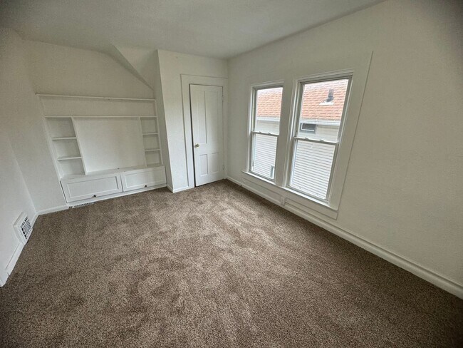 Building Photo - 3 bedroom 1 bath home in Moline