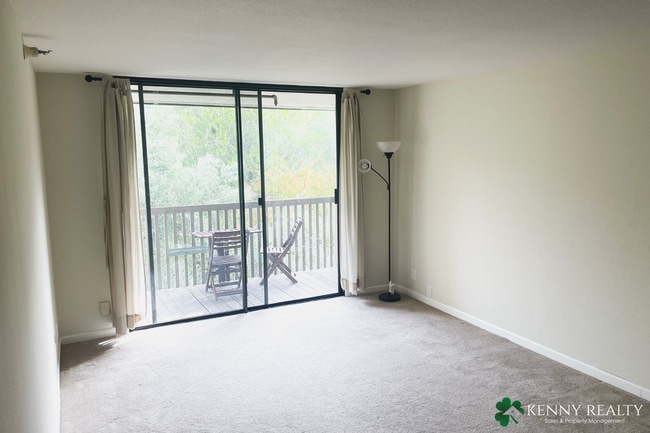 Building Photo - Top Floor One Bedroom - Easy Access to Garage Parking + Great Amenities