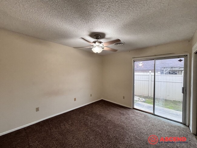 Building Photo - Cute 2 Bedroom Off Stockdale Hwy and California Ave!