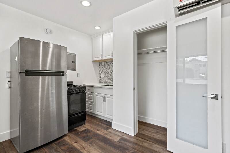 Building Photo - 2730 Raymond Ave