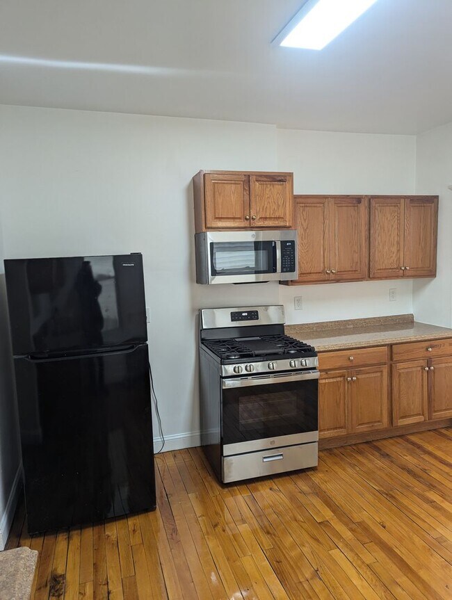 Building Photo - 545 Revere St