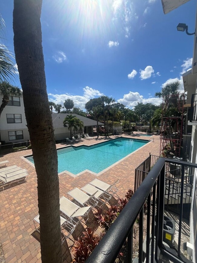 Building Photo - ONE BEDROOM ONE BATHROOM! Pool View! Waterfront Community!