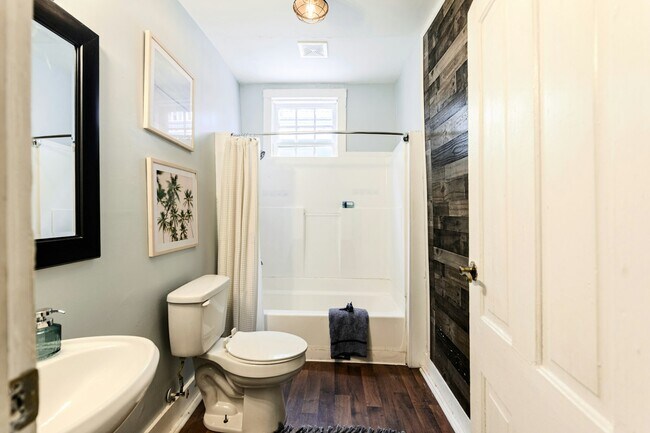 Building Photo - 279 Coming St