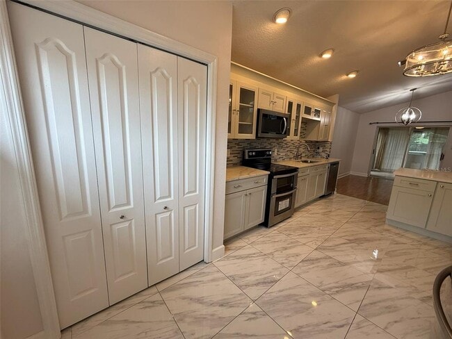 Building Photo - 212 Arbor Woods Cir