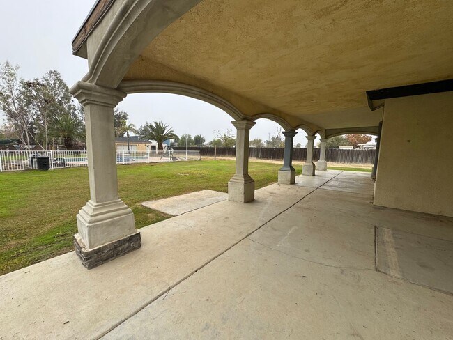 Building Photo - Spacious home with a pool!