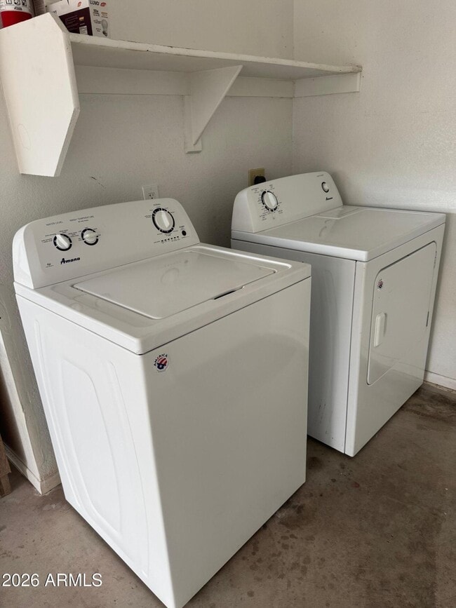 Building Photo - 2112 E Robin Ln