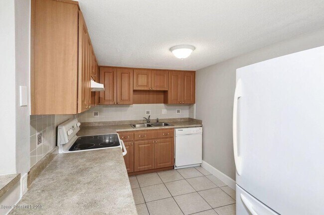 Building Photo - 223 Columbia Dr