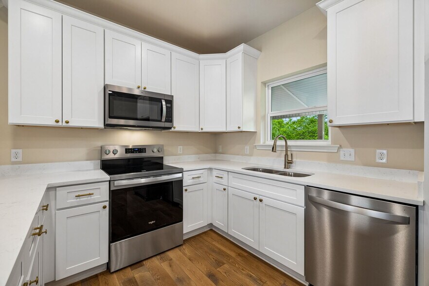 Building Photo - 553 Skyview Dr