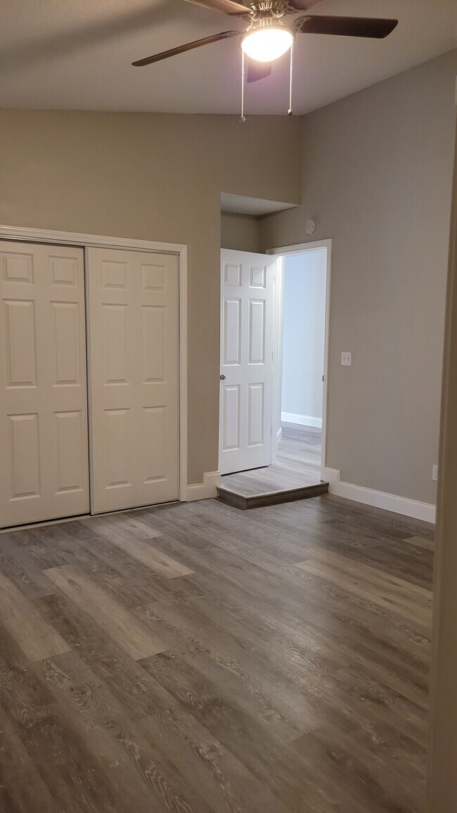 Building Photo - 747 Spring Lake Dr