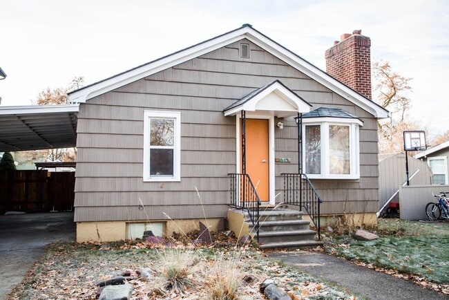 Primary Photo - Centrally located single family home 2 bed...