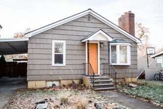 Building Photo - Centrally located single family home 2 bed...
