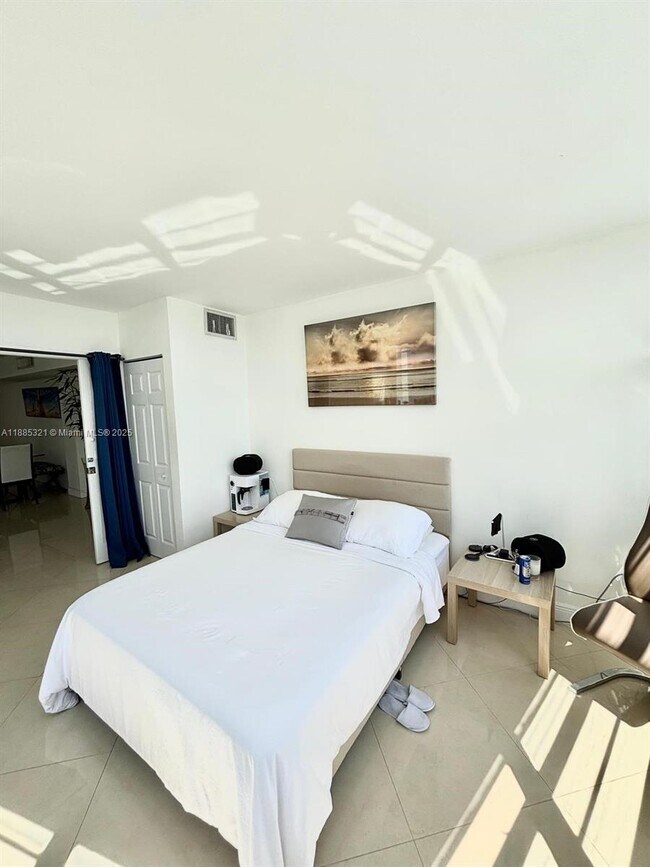 Building Photo - 801 Brickell Bay Dr