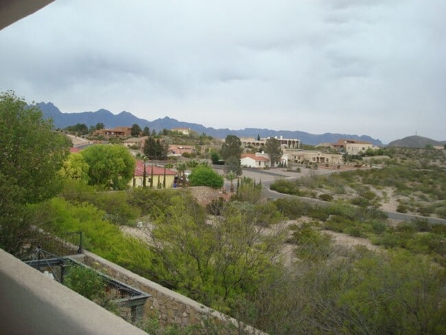 Building Photo - Cute Townhouse in Desirable Area- Close to...
